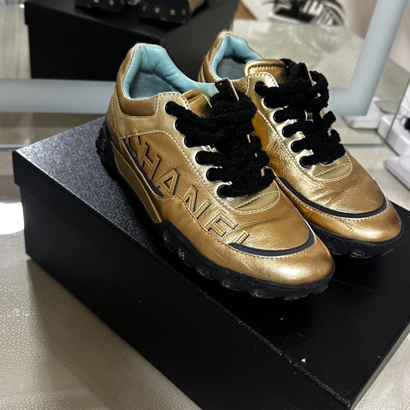 Black and gold Chanel sneakers - Picture 2 of 4